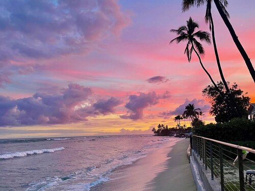 Hawaiian style house, private access to the beach, great location.