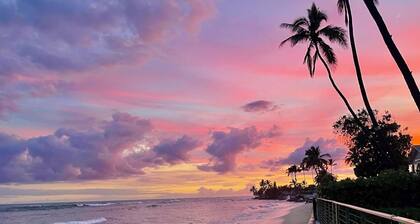 Hawaiian style house, private access to the beach, great location.