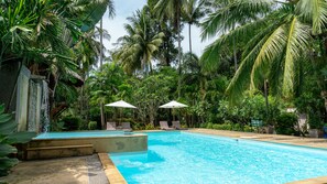 2 utendørsbassenger, bassengparasoller og solsenger