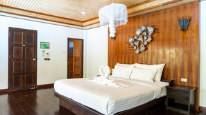 Rom – superior | Safe på rommet, blendingsgardiner og barnesenger (inkludert)