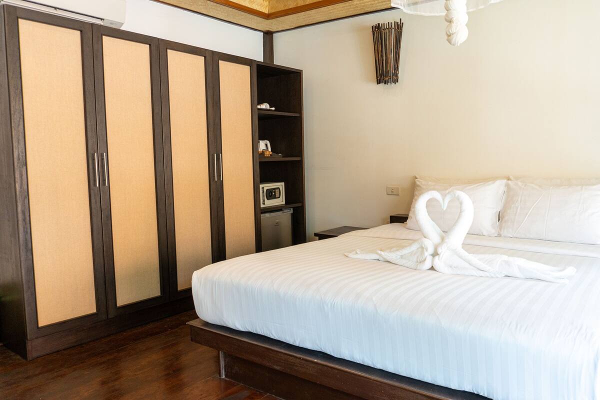 Deluxe kamer | Een kluis op de kamer, verduisterende gordijnen, gratis babybedden