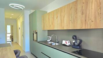 Réfrigérateur, un four, surface de cuisson, lave-vaisselle