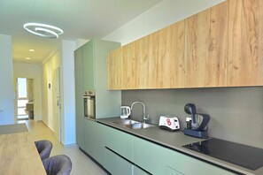 Kjøleskap, ovn, kokeplater og oppvaskmaskin