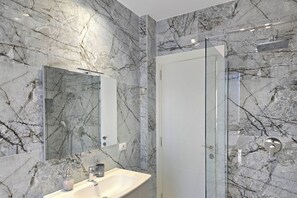 Shower, hair dryer, towels, soap - Swiss Sweet Apartment 297 (Ishëm)