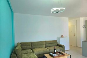 Familjelägenhet - flera sovrum (Swiss Sweet Apartment 297) | Vardagsrum | 21-tums smart-tv med kabelkanaler