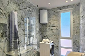 Family Apartment, Multiple Bedrooms (Swiss Sweet Apartment 297) | Bathroom | Shower, hair dryer, towels, soap - Swiss Sweet Apartment 297 (Ishëm)