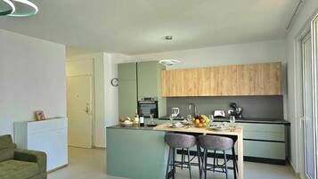 Familienapartment, Mehrere Schlafzimmer (Swiss Sweet Apartment 297) | Eigene Küche | Kühlschrank, Ofen, Herdplatte, Geschirrspüler
