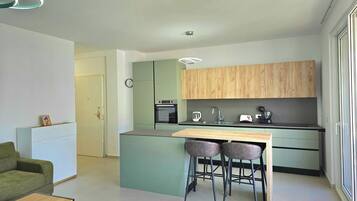 Fridge, oven, stovetop, dishwasher