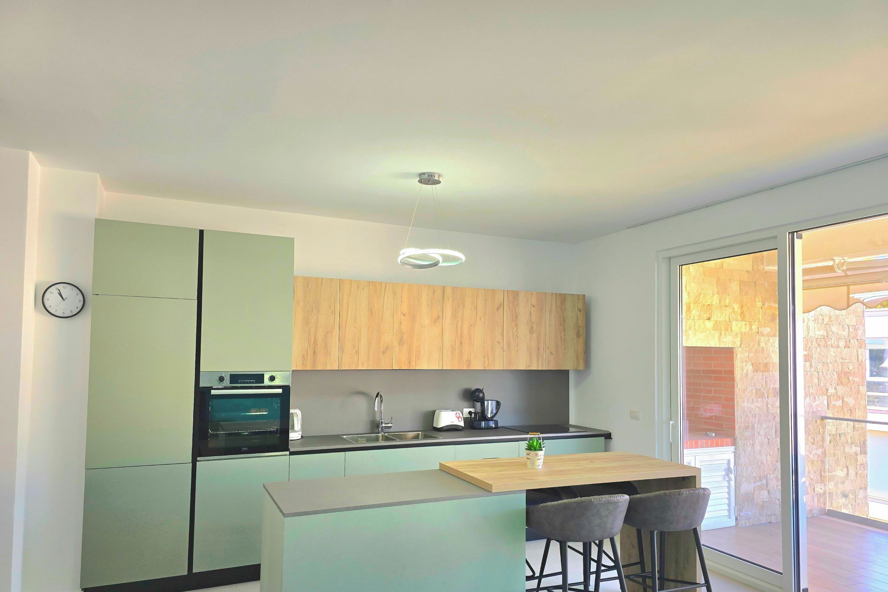 Fridge, oven, stovetop, dishwasher