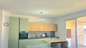 Fridge, oven, stovetop, dishwasher