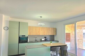 Réfrigérateur, four, plaque de cuisson, lave-vaisselle