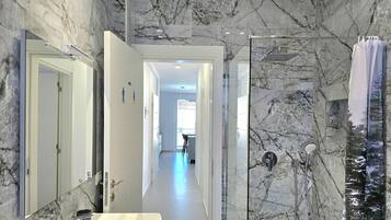 Familienapartment, Mehrere Schlafzimmer (Swiss Sweet Apartment 297) | Badezimmer | Dusche, Haartrockner, Handtücher, Seife