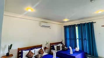 Phòng 4 Deluxe | Bàn, bàn ủi/dụng cụ ủi quần áo