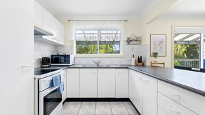 Fridge, microwave, oven, stovetop - 1/3A Montague Street, Narooma (Narooma)