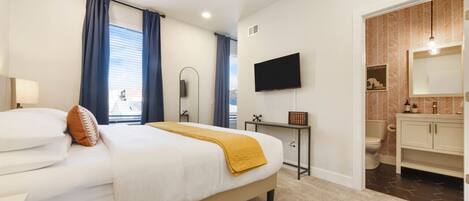 3 habitaciones, escritorio y tabla de planchar con plancha