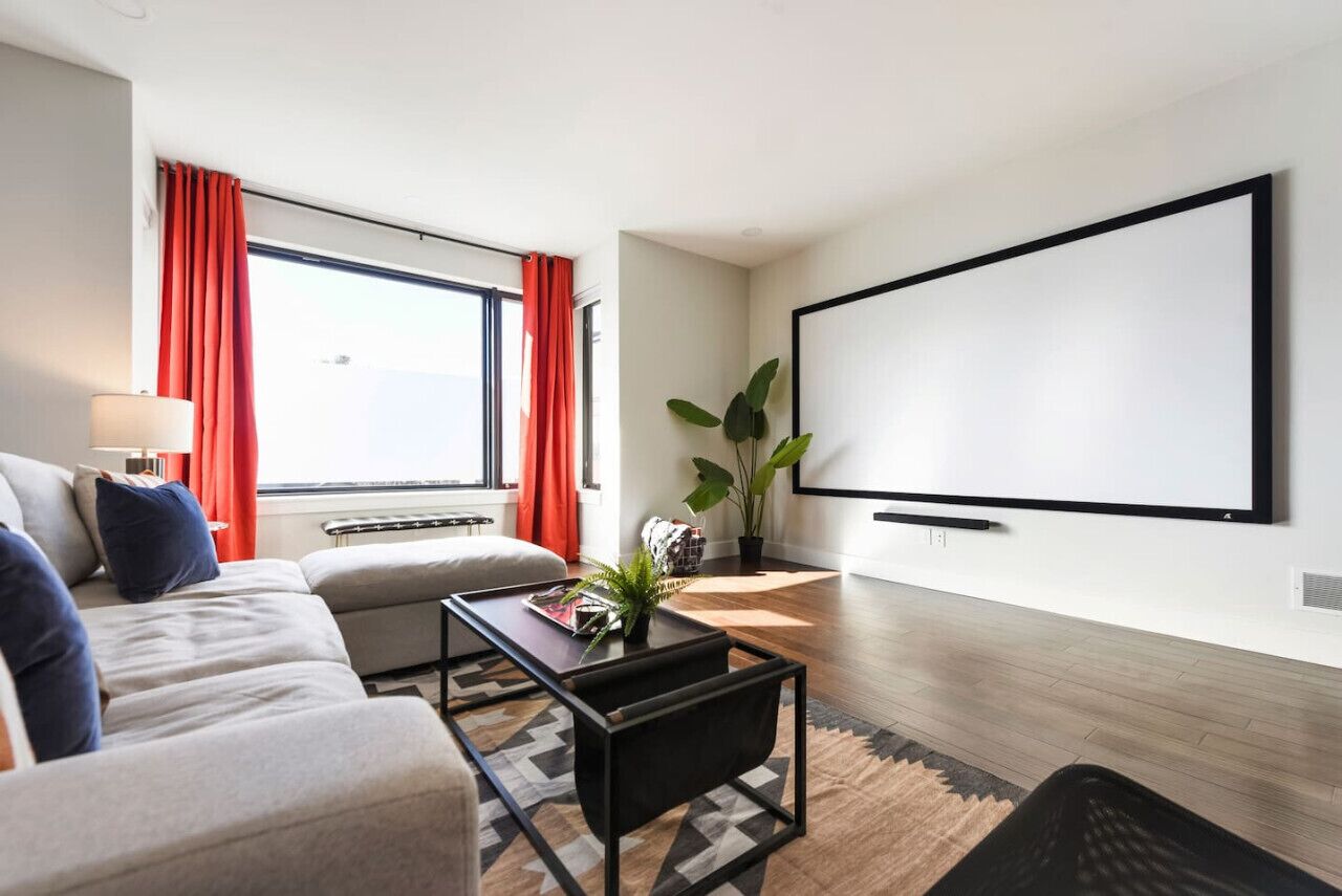 Smart-TV, stereoanlegg og kontorer