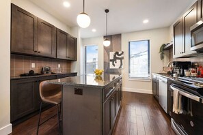 Frigorífico, microondas, horno y placa de cocina