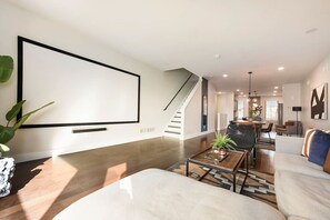 Una Smart TV, un reproductor estéreo, una oficina