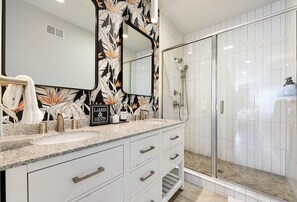 Sèche-cheveux, serviettes fournies