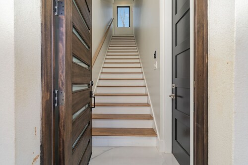 All New spacious cozy in-law suite 1BD minutes to highway 485 & 74