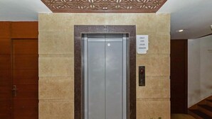 Ascensor con un cartel que indica que solo puede ser utilizado por cuatro personas.