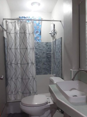 Double Room | Bathroom | Towels - Felli's Guest House  (Tagbilaran)
