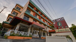Un edificio de varios pisos con una cafetería en la planta baja, un cartel que dice 'AT DATA' y 'Samudra Jaya', y una escalera que conduce a la entrada.