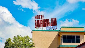 Un letrero de hotel con el nombre 'HOTEL SAMIPURNA JAYA' y un logotipo.