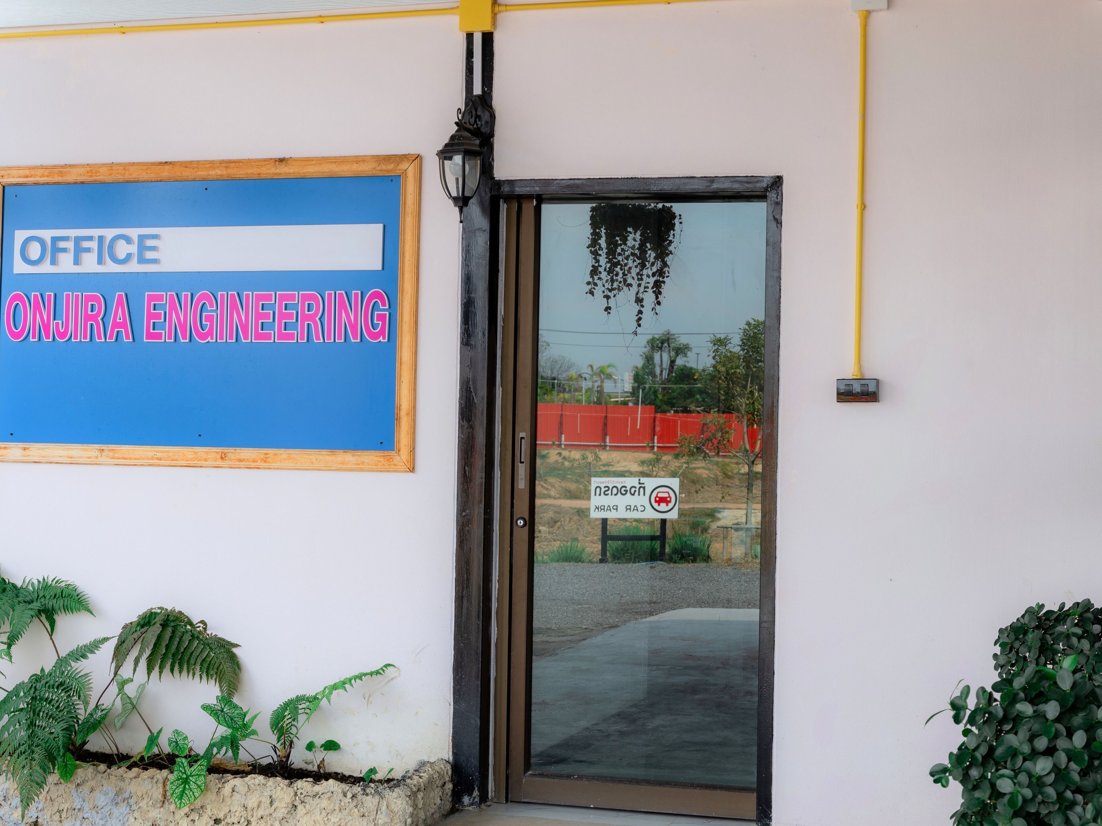 Een kantoopgang met een bord waarop staat: "OFFICE ONJIRA ENGINEERING".