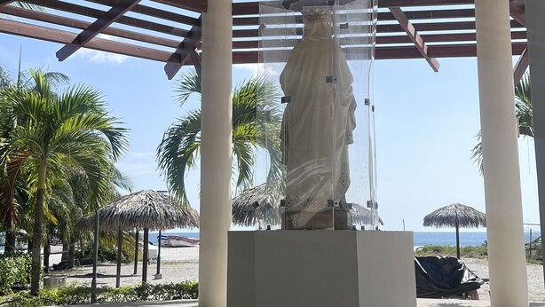 A covered outdoor area with a statue, palm trees, and a view of the sea. - 🌤️Gulf Sea View Condo in San Carlos 4 bdr near Coronado, El Valle&🏄‍♂️schools (San Carlos)