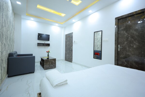 Premium bedding, memory-foam beds, free WiFi - Hotel Rajani (Bareilly)