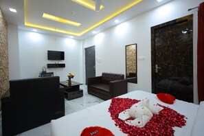 Premium bedding, memory-foam beds, free WiFi - Hotel Rajani (Bareilly)