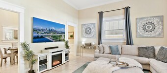 Hyde Park Location | Pet-Friendly | Gym | Sauna