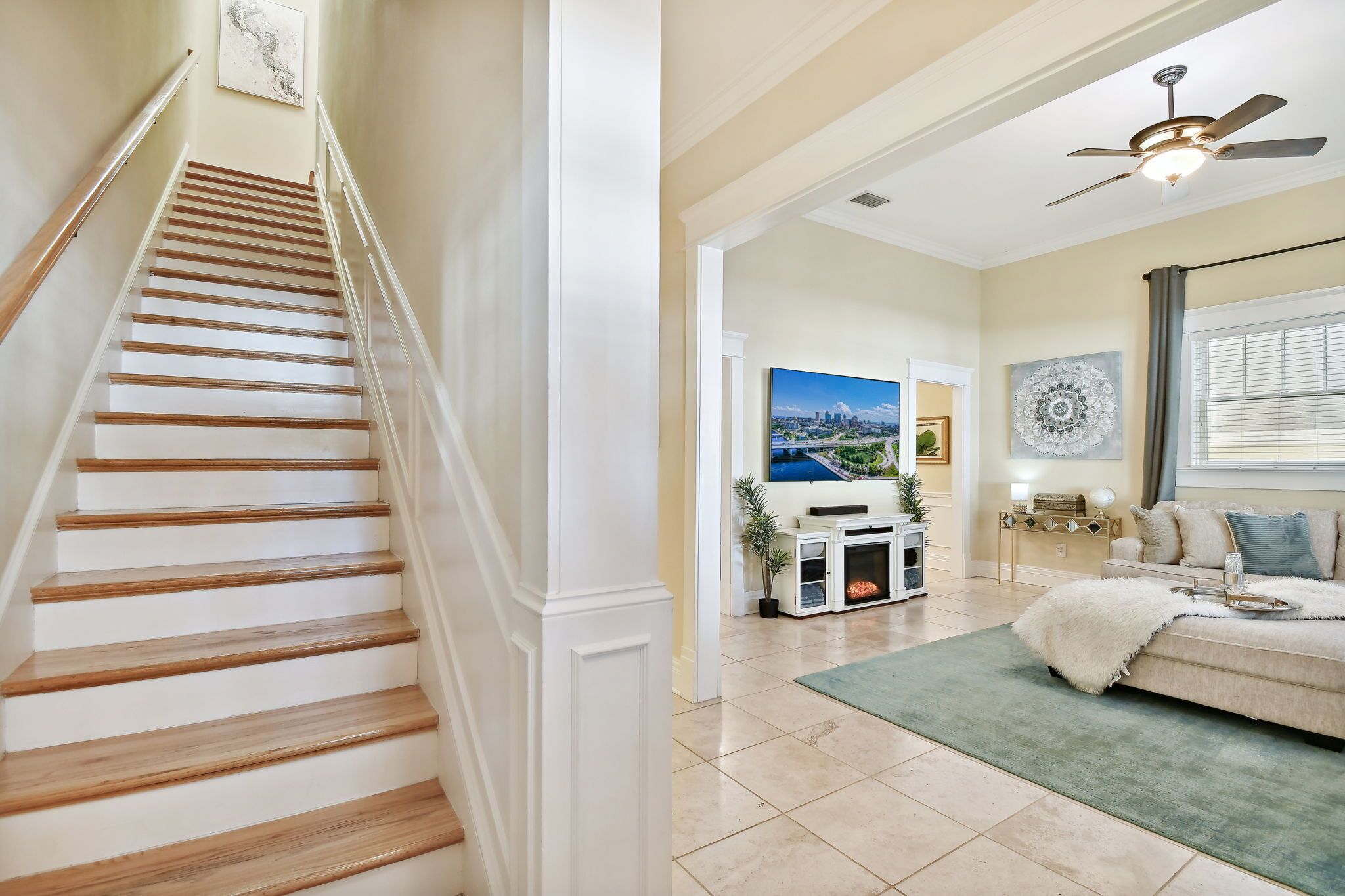 TV connectée, cheminée, écrans d'ordinateur, imprimantes