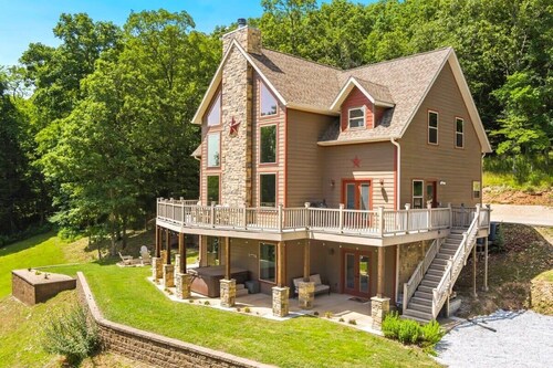 Lakefront Retreat - Hot Tub & Game Room