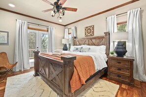 6 makuuhuonetta, silitysrauta/-lauta, vauvan matkasänky, Wi-Fi