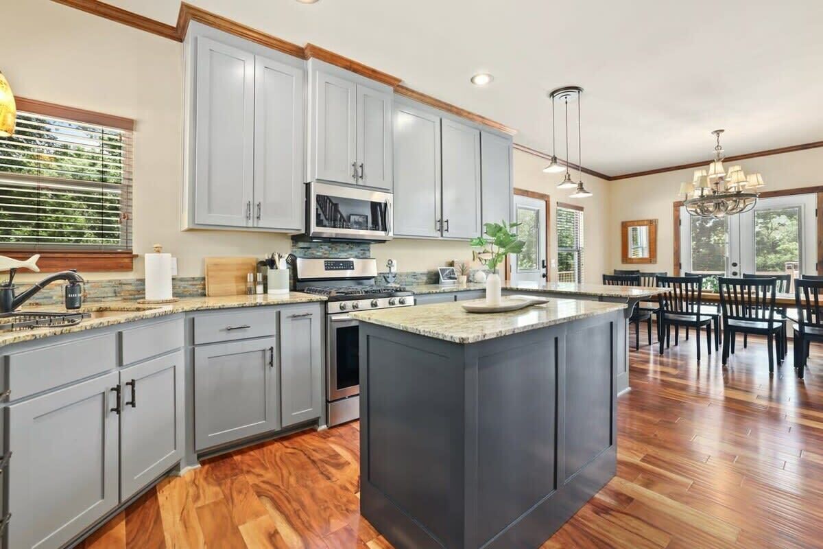 Køleskab, mikrobølgeovn, ovn, kogeplade