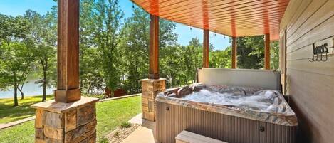 Outdoor spa tub