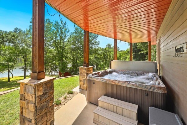 Outdoor spa tub