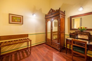 Suite Royal | Baño | Ducha, zapatillas, toallas y jabón