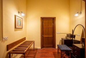 Habitación Premium | Baño | Ducha, zapatillas, toallas y jabón