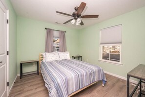 1 bedroom, desk, iron/ironing board, travel cot - 1 BR - Ocean View - Private Full Kitchen/Laundry (Norfolk)