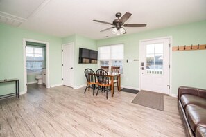 TV, stereo - 1 BR - Ocean View - Private Full Kitchen/Laundry (Norfolk)