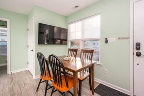 Dining - 1 BR - Ocean View - Private Full Kitchen/Laundry (Norfolk)
