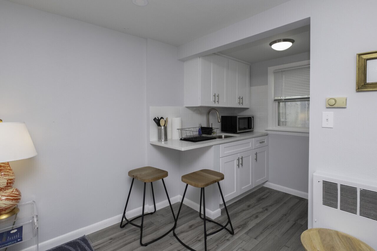 冷蔵庫、電子レンジ、オーブン、コンロ