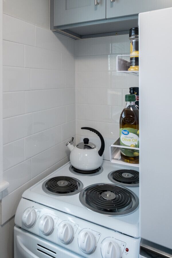 冷蔵庫、電子レンジ、オーブン、コンロ