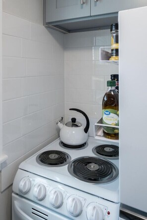 Geladeira, micro-ondas, fogão, cooktop