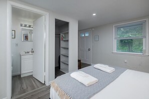 1 chambre, fer et planche à repasser, lit de bébé portatif