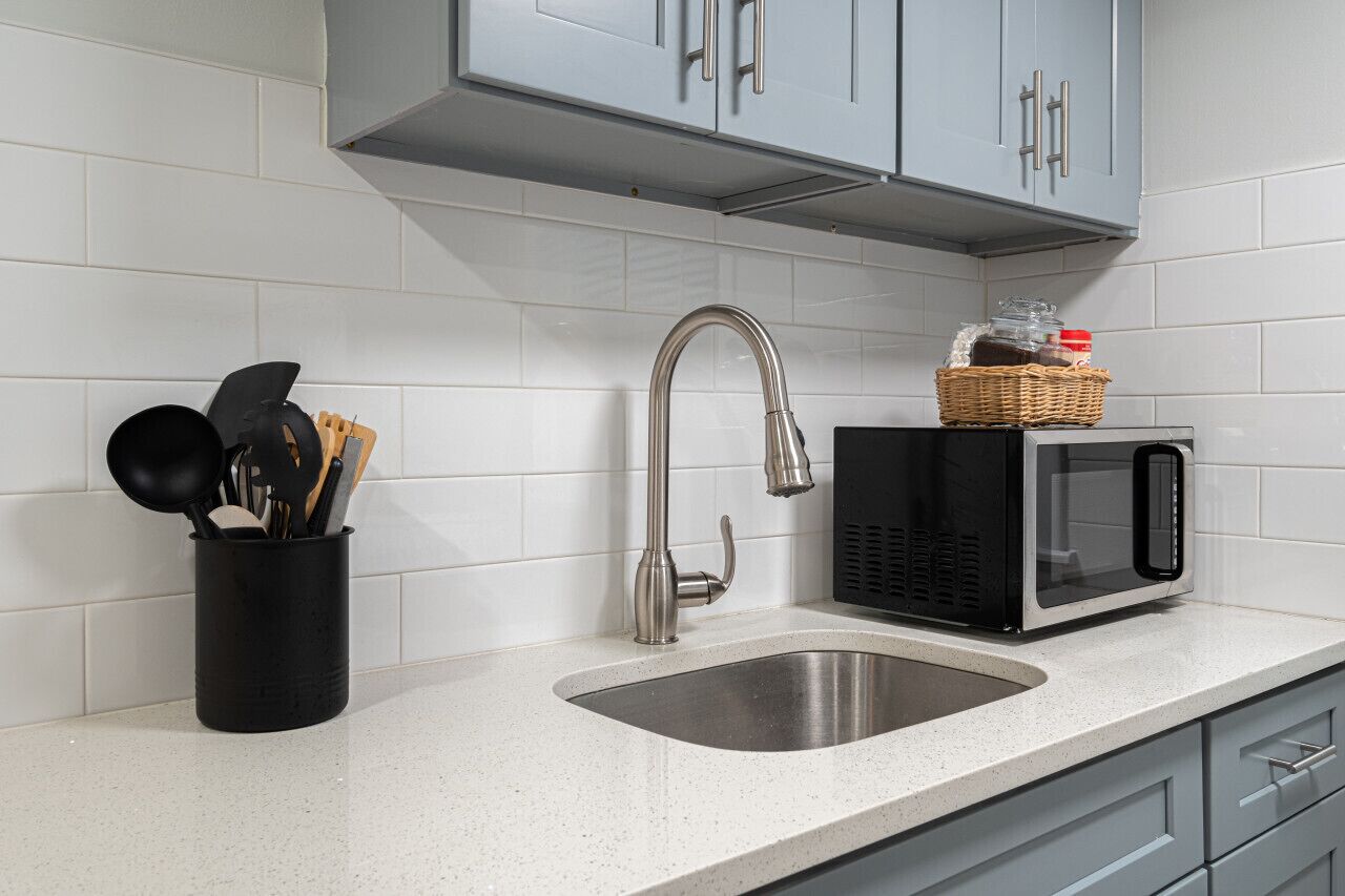 冷蔵庫、電子レンジ、オーブン、コンロ