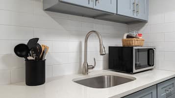 Kylskåp, mikrovågsugn, ugn och spishäll